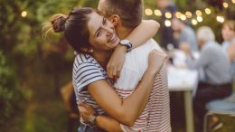 8 Body Language Signs That He Loves You