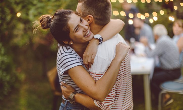8 Body Language Signs That He Loves You